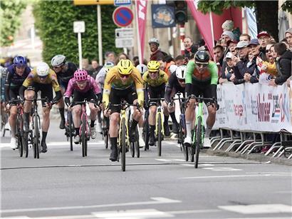 Matthew Brennan feiert knappen Sieg bei Radrennen in Rümelingen, vorne links im Bild