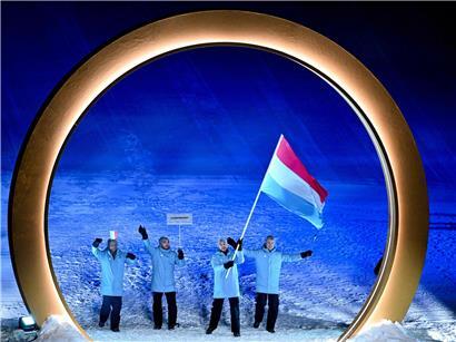 Matthieu Osch trägt die luxemburgische Flagge bei Wintersport-Event in Livigno