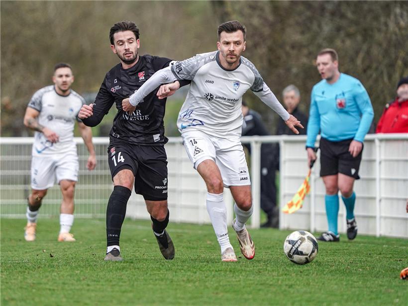 Maurice Deville und Canach im Zweikampf gegen RFCU Lëtzebuerg im Fußballwettbewerb