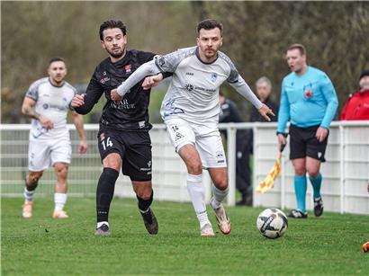 Maurice Deville und Canach im Zweikampf gegen RFCU Lëtzebuerg im Fußballwettbewerb