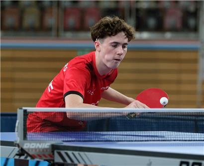 Max Theisen und Lintgen treffen sich zu einem Gespräch in Linger, Outdoor-Szene bei Tageslicht
