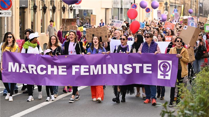 Maxime Miltgen in erster Reihe beim feministischen Marsch der JIF, engagierte Aktivistin für Gleichberechtigung und Frauenrechte