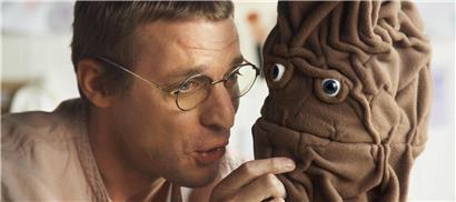 Aline Bouvy und Stilbé Schroeder zeigen vor der Vernissage einen kleinen Vorgeschmack auf die Kackwurst-Fotos.