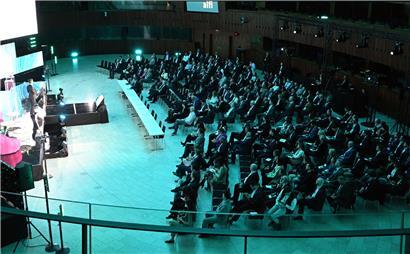 Über 600 Experten diskutieren Investmentfonds im modernen Konferenzzentrum auf Kirchberg während Fachveranstaltung