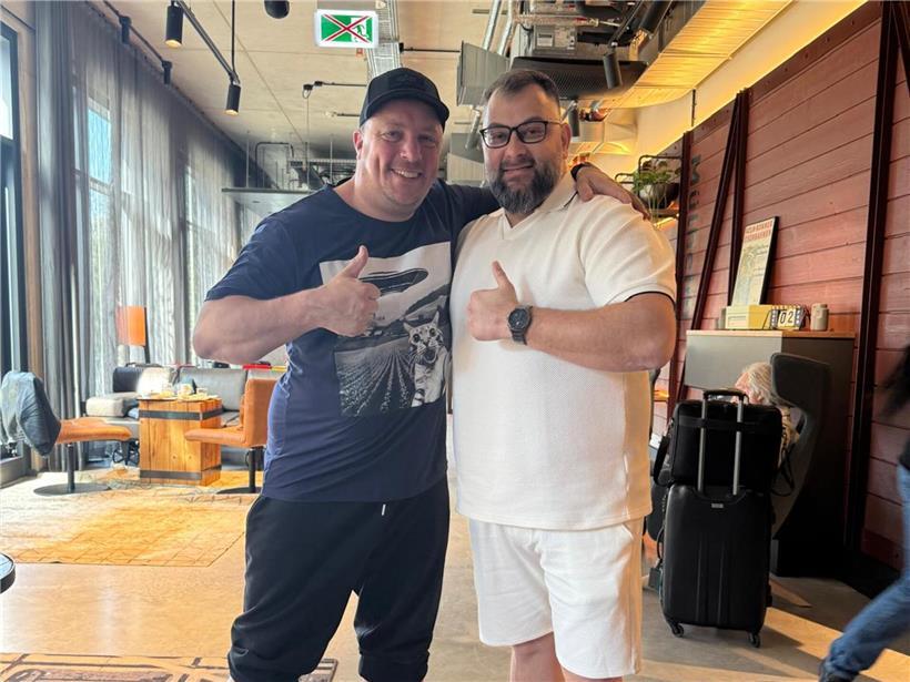 Filmteam lacht gemeinsam am Set – Freundschaften entstehen über Wettbewerbsgrenzen hinaus beim Dreh