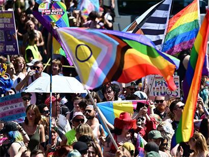 Menschen demonstrieren unter dem Motto „Haltung ist hot“ beim Christopher Street Day