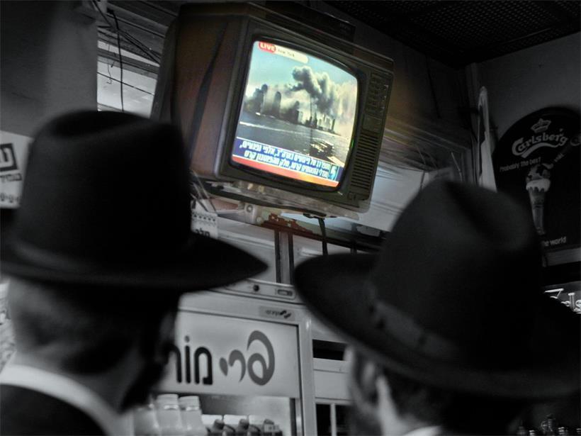 Menschen in Israel verfolgen am 11. September 2001 die Berichterstattung