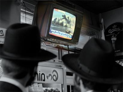 Menschen in Israel verfolgen am 11. September 2001 die Berichterstattung