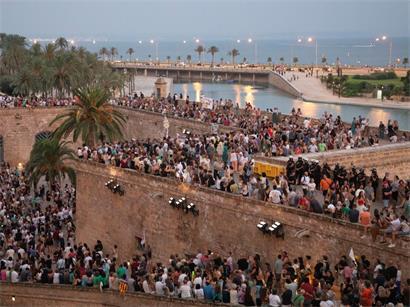 Menschen marschieren bei einer Demonstration gegen den Massentourismus durch die Straßen von Palma auf Mallorca