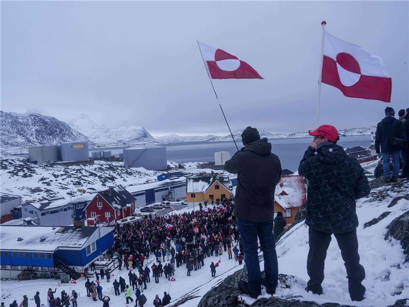 Protestierende in Nuuk vor US-Konsulat gegen Trumps Grönlandpläne, Demonstration in Grönlands Hauptstadt