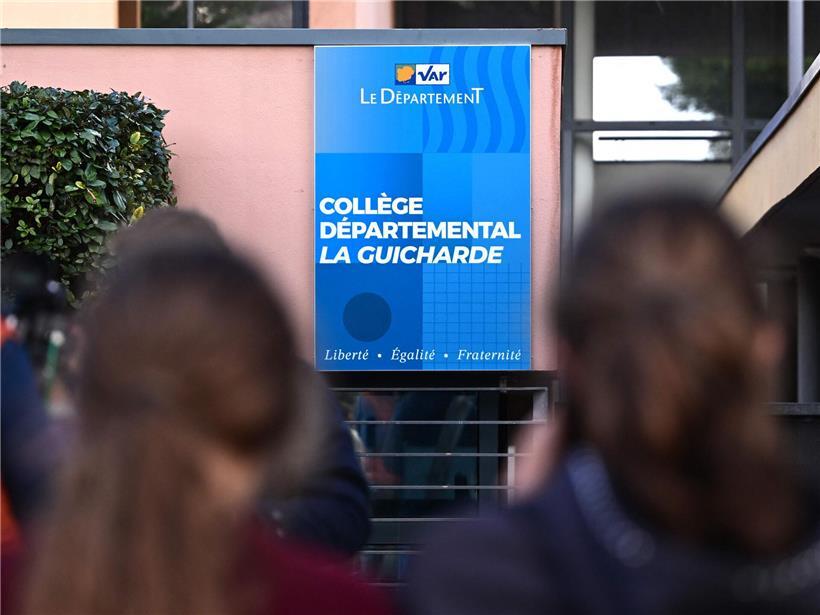 Menschen versammeln sich vor dem Gymnasium La Guicharde nach schwerer Gewalttat auf Lehrerin