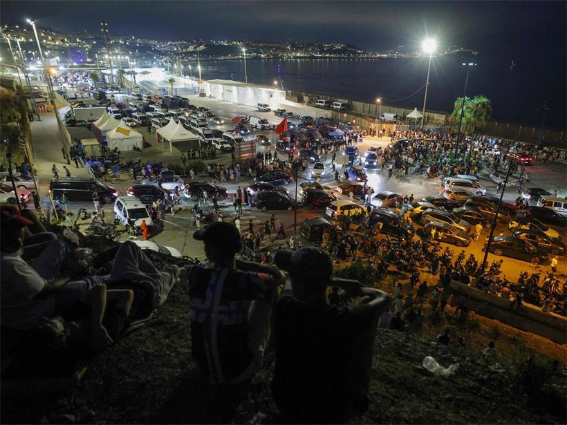 Menschen vor dem marokkanisch-spanischen Grenzübergang bei Ceuta am Freitagabend