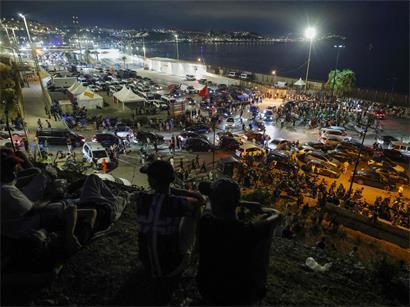 Menschen vor dem marokkanisch-spanischen Grenzübergang bei Ceuta am Freitagabend