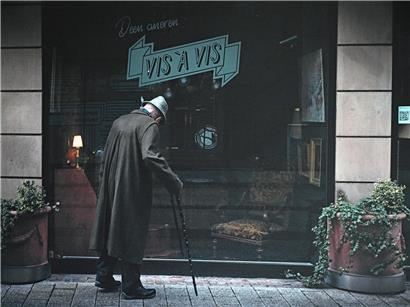 Ältere Person lächelt entspannt, Symbol für mentale Gesundheit im Alter vor demografischem Wandel 2023