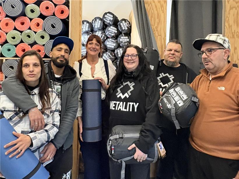 Metal-Fans mit Herz beim Konzert, leidenschaftliche Musikliebhaber in schwarzer Kleidung und Band-T-Shirts jubeln begeistert