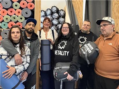 Metal-Fans mit Herz beim Konzert, leidenschaftliche Musikliebhaber in schwarzer Kleidung und Band-T-Shirts jubeln begeistert