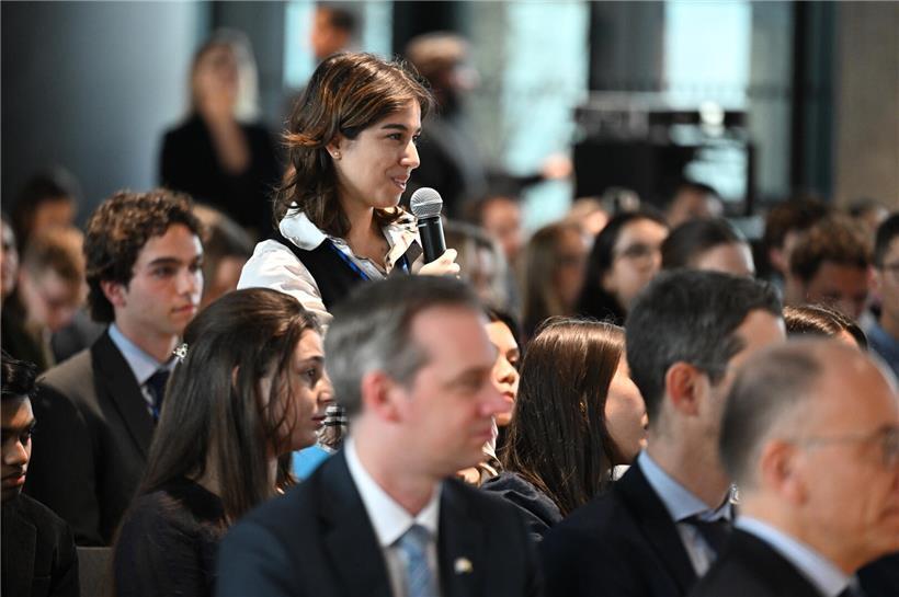 Michela Salama-Robino eröffnet die Fragerunde am Freitagvormittag bei Diskussion oder Konferenz