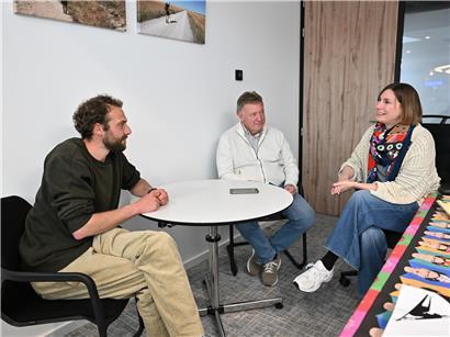 Michelle Cloos im Gespräch mit Eintagsjournalisten Bob Molling und Jean-Paul Schmitz, Teammeeting und Interview