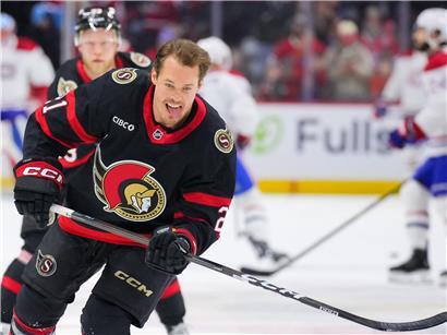 Mick Cousins mit Ottawa Senators Teamlogo vor Düsseldorfer Skyline bei Ankunft in Düsseldorf