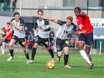Mickael Borger (2.v.r.) und die Jeunesse konnten die sechste Niederlage nicht verhindern
