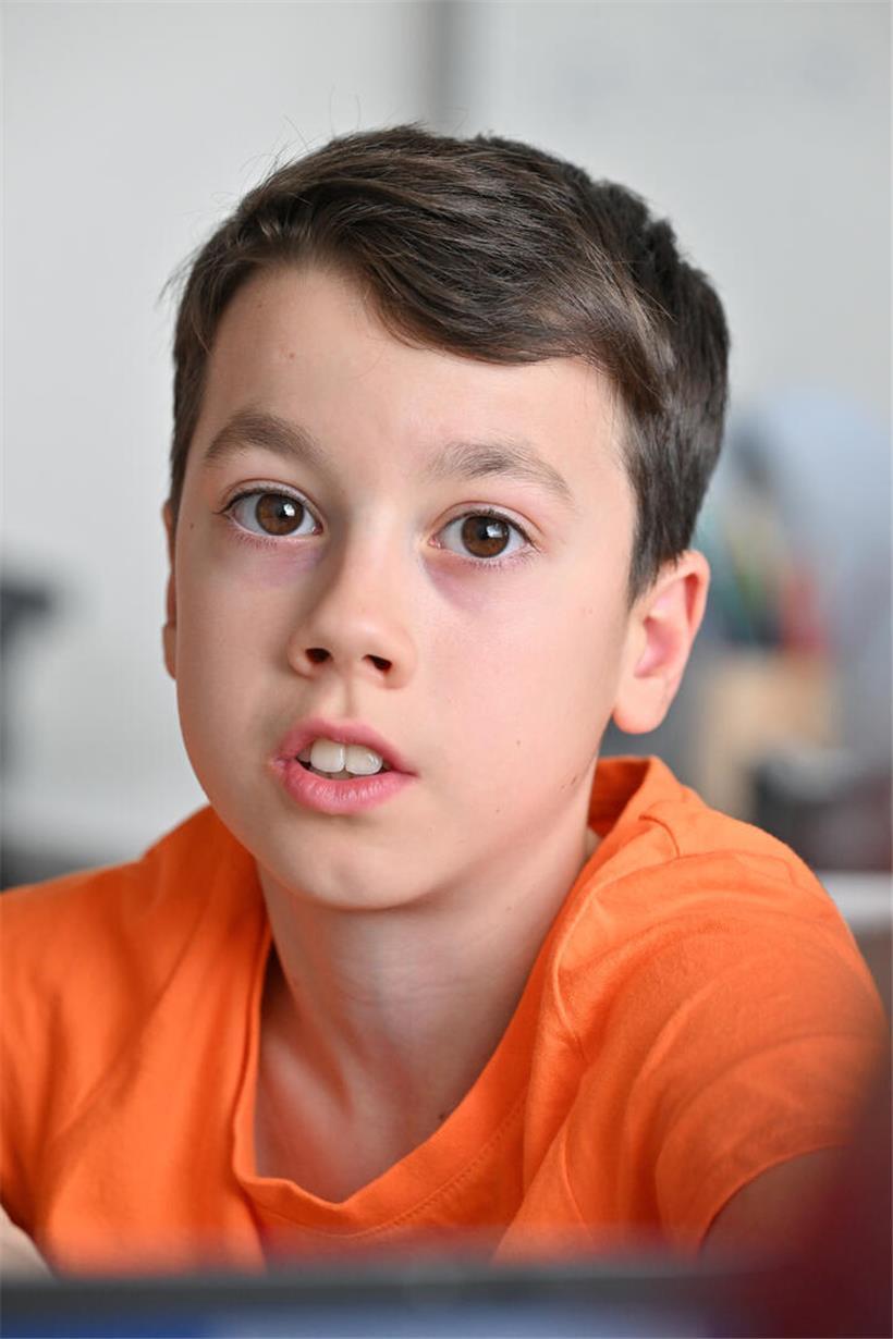 Mika erklärt das Brettspiel „Frag und grab“ der Lallingener Schule, entwickelt für die Lego League, im Klassenzimmer.