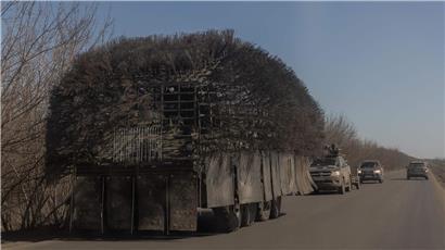 Ukrainisches Militärfahrzeug 2026 mit Drohnenschutzsystem, moderne Verteidigungstechnologie im Einsatz