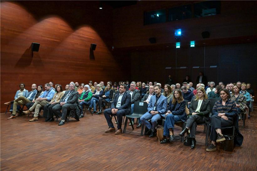 Minister Max Hahn und Bürgermeister Fréd Ternes bei Vorstellung der neuen Unterkunft für Geflüchtete in moderner Einrichtung