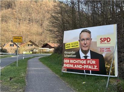 Ministerpräsident Alexander Schweitzer in der Südlichen Weinstraße, Heimatregion mit Weinbergen und regionaler Landschaft