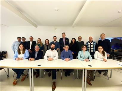 Misch Pautsch, neuer Präsident des Luxemburger Presserats, steht mit Kollegen bei offizieller Veranstaltung