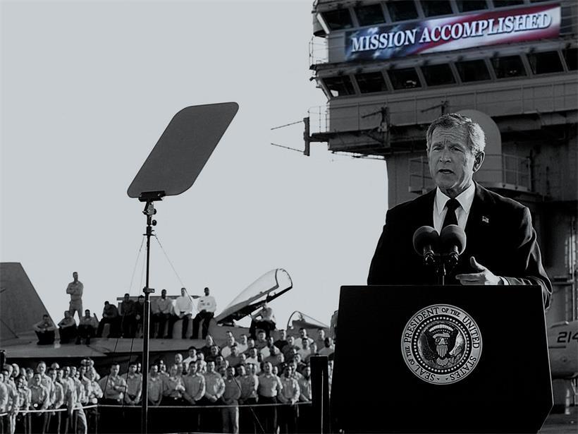 Mission accomplished? George W. Bush im Mai 2003 auf dem Flugzeugträger Abraham Lincoln