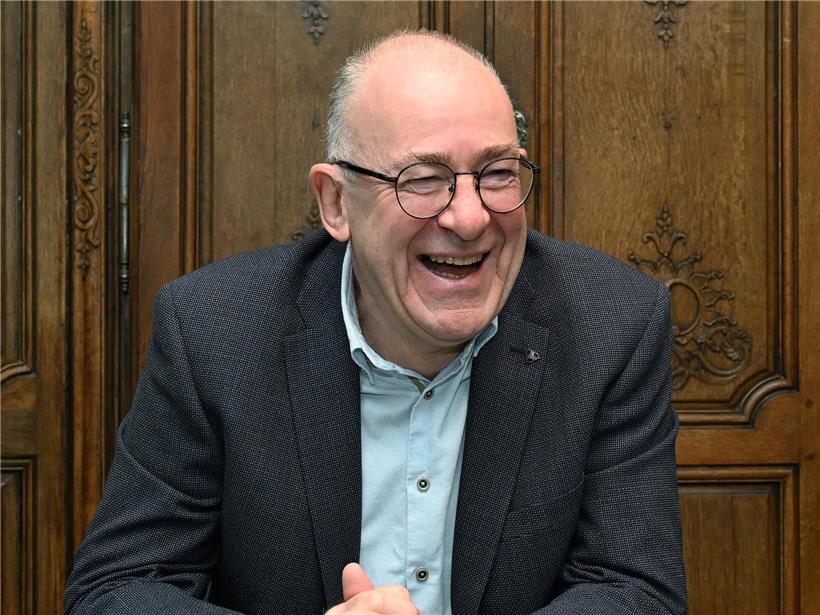 Jean-Marie Jans liest mit 66 Jahren aus Udo Jürgens Liedtext „Mit 66 Jahren, da fängt das Leben an“