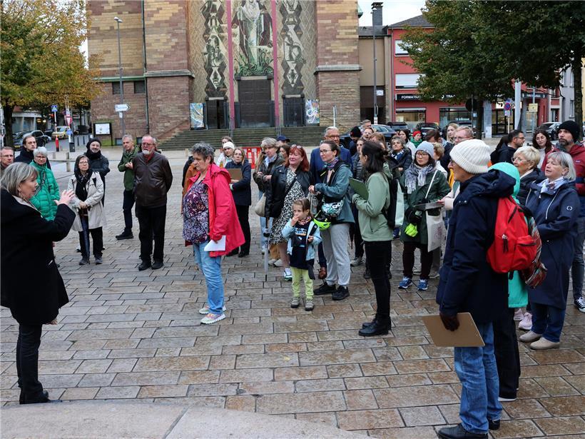 Stadt Luxemburg Mitarbeiter beim Apéri‘tour und Ideation Lab in Bonneweg zur Bürgerbeteiligung und urbanen Entwicklung