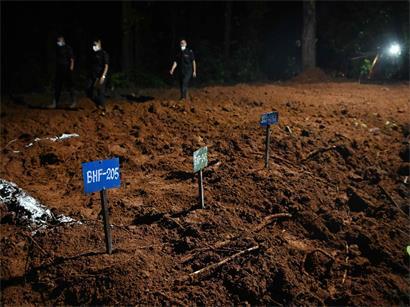 Mit Nummern versehene Gräber in Devghat, Nepal. Die Regierung beerdigt die unidentifizierten Opfer, nachdem sie DNA-Proben genommen hat.