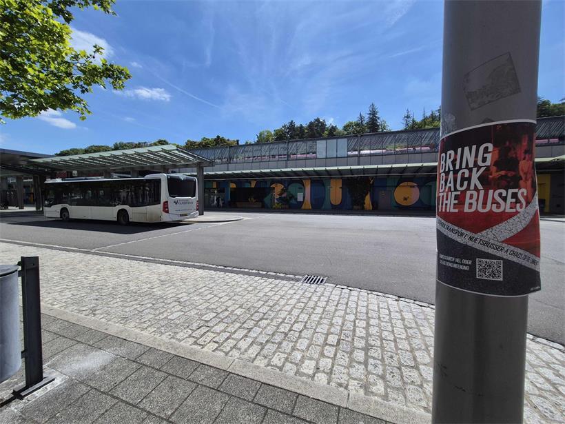 Poster von déi Lénk an Bushaltestellen im Minett werben für die Kampagne „Bring Back The Buses“