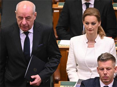 Mit abgewandtem Blick und steinerner Miene geht der ungarische Präsident Tamas Sulyok (l.) am 9. Mai an der amtierenden Parlamentspräsidentin Agnes Forsthoffer und dem neu gewählten Premierminister Peter Magyar vorbei, bevor er beiden den Eid abnimmt