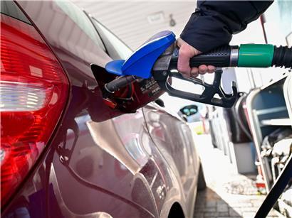 Iranischer Soldat an der Straße von Hormus symbolisiert Druck auf Öltransporte und steigende Kriegskosten für Verbraucher