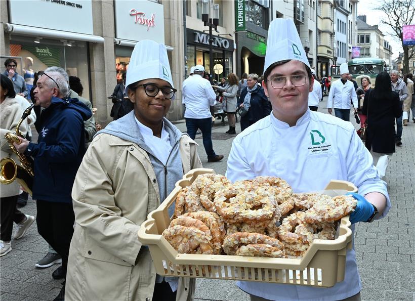 Handwerksmeister beim Zubereiten von frischen Lebensmitteln im Lebensmittelhandwerk, Fokus auf traditionelle Handwerkskunst