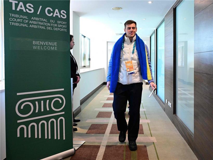 Wladyslaw Heraskewytsch mit blau-gelbem ukrainischen Schal beim CAS in Mailand am Freitagmorgen