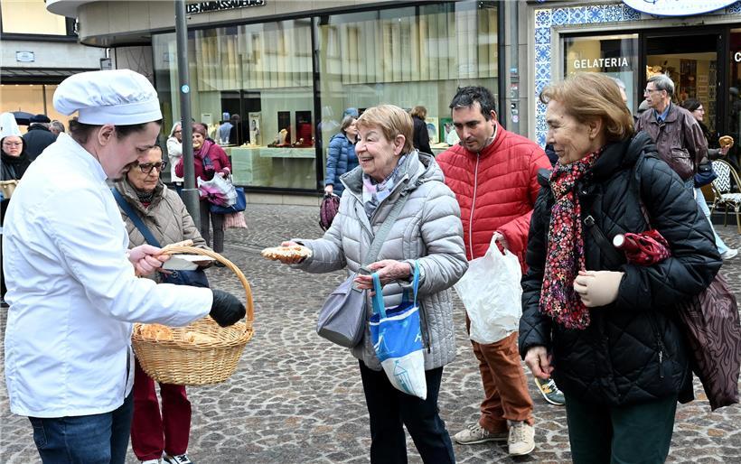 Frau nimmt freudig eine süße Aufmerksamkeit entgegen, Geschenk mit Freude und Dankbarkeit erhalten