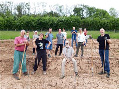 Mitglieder der Diekircher Garten- und Heimsektion arbeiten freiwillig im Weinberg bei der Weinpflege