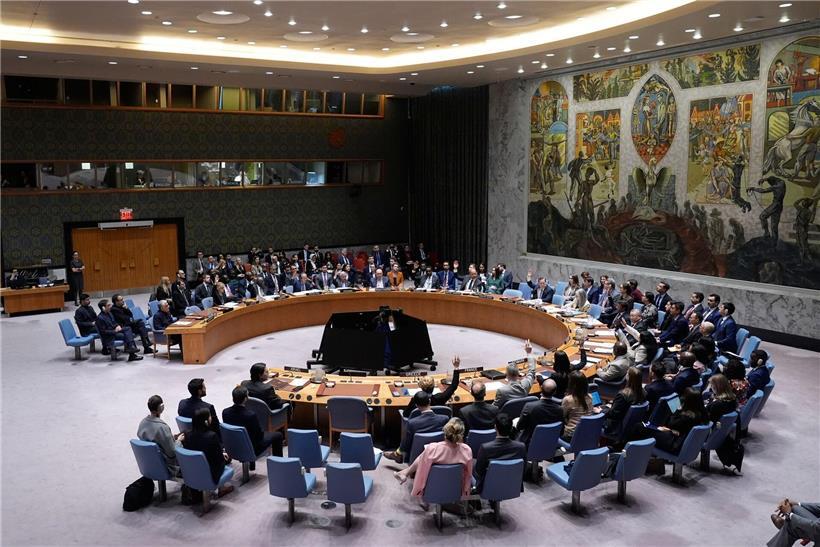Mitglieder des UN-Sicherheitsrats stimmen im Hauptquartier der Vereinten Nationen über Resolution ab
