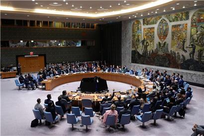 Mitglieder des UN-Sicherheitsrats stimmen im Hauptquartier der Vereinten Nationen über Resolution ab