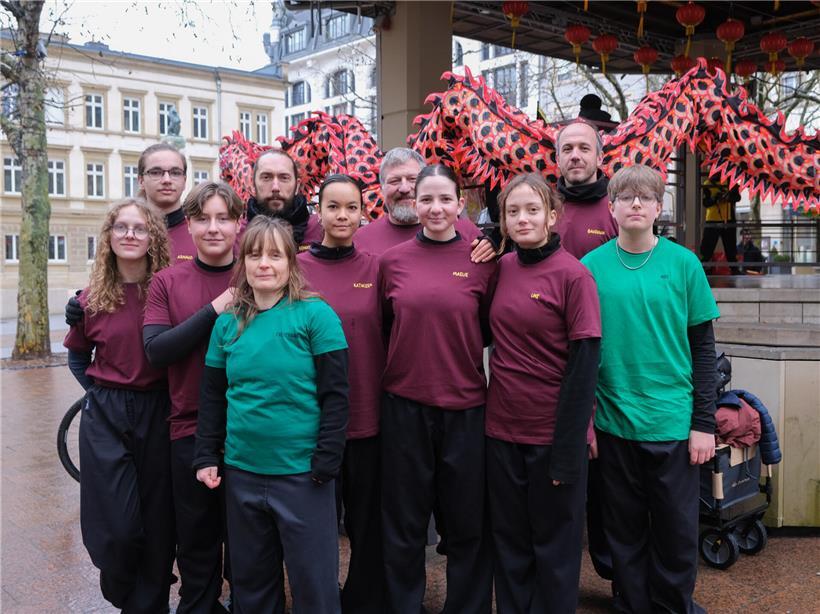 Mitglieder des belgischen Vereins Fénix bei gemeinsamer Aktivität im Freien, Teamwork und Gemeinschaft in Belgien