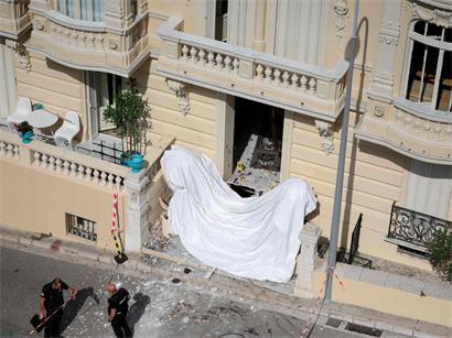 Bombenräumkommando im Einsatz in Monaco am 30. Juni 2026 nach mutmaßlichem Sprengstoffanschlag in Wohngebäude-Lobby