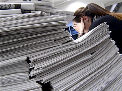 Mobbing am Arbeitsplatz im öffentlichen Dienst belastet gestresste Beschäftigte bei der Arbeit