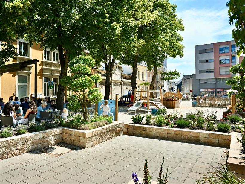 Mobile Spielelemente, Sand und Pflanzen sollen den Parkplatz vorübergehend in einen Treffpunkt für Familien verwandeln