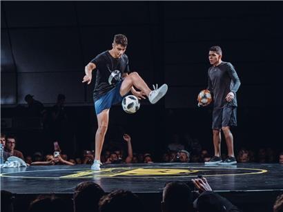 Mohamed Mazghi beim energiegeladenen Battle, urbaner Streetdance mit dynamischen Moves und intensiver Bühnenpräsenz