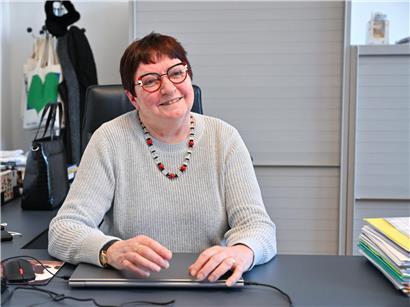 Monique Hermes im Rathausbüro mit griffbereiten aktuellen Akten auf dem Schreibtisch