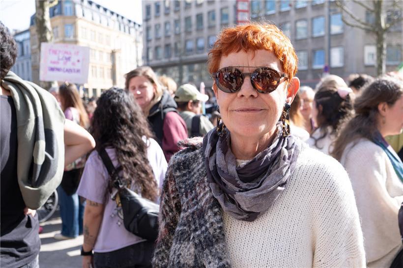 Monique Hoffmann erklärt, wie Frauen früher für Sterilisationen ins Ausland reisen mussten – medizinische Eingriffe und Frauenrechte.