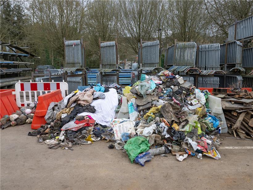 Gesammelter Plastik- und Hausmüll aus Flüssen und Bächen nach zweiwöchiger Reinigungsaktion